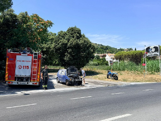 San Benedetto - Auto in fiamme, illeso conducente